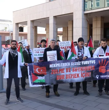 HEKİMLER GERÇEKLEŞTİRDİKLERİ 'SESSİZ YÜRÜYÜŞ' İLE İSRAİL'İ BİR KEZ DAHA KINADI