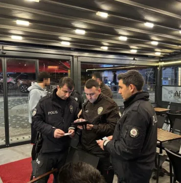 SAKARYA ÜNİVERSİTESİ KAMPÜS BÖLGESİNDE ARANMASI BULUNAN 5 ŞAHIS YAKALANDI POLİSTEN ÜNİVERSİTE VE ÖĞRENCİ YURTLARI ÇEVRESİNDE DENETİM