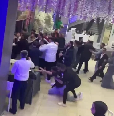 DÜĞÜN SALONU BOKS RİNGİNE DÖNDÜ DÜĞÜN SALONUNDA ORTALIK KARIŞTI: EN GÜZEL GÜNLERİ ZEHİR OLDU