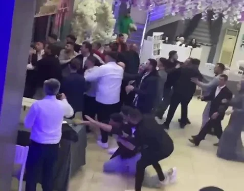 DÜĞÜN SALONU BOKS RİNGİNE DÖNDÜ DÜĞÜN SALONUNDA ORTALIK KARIŞTI: EN GÜZEL GÜNLERİ ZEHİR OLDU