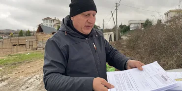 SAHTE İMZAYLA BUNGALOV DİKTİĞİ İDDİA EDİLEN HİSSEDAR KONUŞTU "TAPUDAN RANDEVU ALDIK HİÇBİR ŞEKİLDE TELEFONLARIMA CEVAP VERMEDİLER" "KENDİLERİNE ÇOK GÜVENİYORLAR VE İNSANLIK, DÜRÜSTLÜKTEN BAHSEDİYORLARSA GELSİNLER PARSELLEYELİM BU YERİ" "BİZ BURADA ORTAKLAŞA KARAR ALDIK İNSANLARLA VE BUNGALOV YAPMAYA BAŞLADIK"