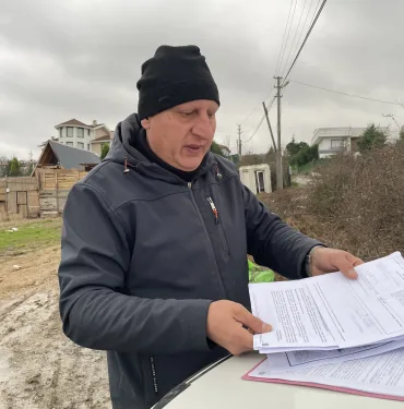 SAHTE İMZAYLA BUNGALOV DİKTİĞİ İDDİA EDİLEN HİSSEDAR KONUŞTU "TAPUDAN RANDEVU ALDIK HİÇBİR ŞEKİLDE TELEFONLARIMA CEVAP VERMEDİLER" "KENDİLERİNE ÇOK GÜVENİYORLAR VE İNSANLIK, DÜRÜSTLÜKTEN BAHSEDİYORLARSA GELSİNLER PARSELLEYELİM BU YERİ" "BİZ BURADA ORTAKLAŞA KARAR ALDIK İNSANLARLA VE BUNGALOV YAPMAYA BAŞLADIK"