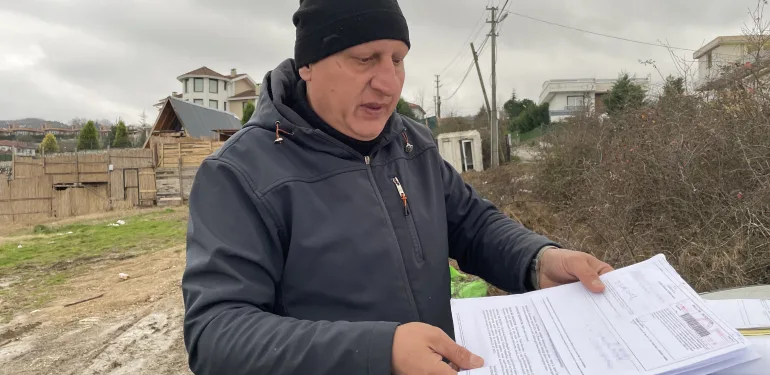SAHTE İMZAYLA BUNGALOV DİKTİĞİ İDDİA EDİLEN HİSSEDAR KONUŞTU "TAPUDAN RANDEVU ALDIK HİÇBİR ŞEKİLDE TELEFONLARIMA CEVAP VERMEDİLER" "KENDİLERİNE ÇOK GÜVENİYORLAR VE İNSANLIK, DÜRÜSTLÜKTEN BAHSEDİYORLARSA GELSİNLER PARSELLEYELİM BU YERİ" "BİZ BURADA ORTAKLAŞA KARAR ALDIK İNSANLARLA VE BUNGALOV YAPMAYA BAŞLADIK"