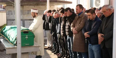 YOL KENARINDA ÖLÜ BULUNMUŞTU YENİ DETAYLAR ORTAYA ÇIKTI ALKOLLÜ EĞLENCE MEKANINDAKİ KAVGA, CİNAYET ŞÜPHESİNİ ARTTIRDI SAATÇİLİK YAPAN ERKAN ARMAN SON YOLCULUĞUNA UĞURLANDI