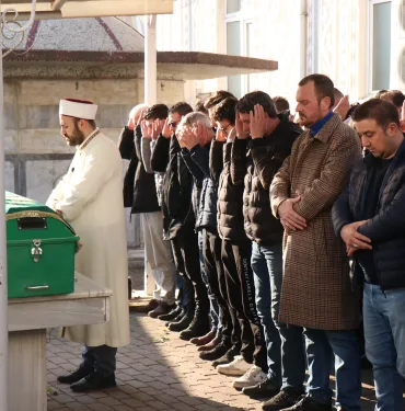 YOL KENARINDA ÖLÜ BULUNMUŞTU YENİ DETAYLAR ORTAYA ÇIKTI ALKOLLÜ EĞLENCE MEKANINDAKİ KAVGA, CİNAYET ŞÜPHESİNİ ARTTIRDI SAATÇİLİK YAPAN ERKAN ARMAN SON YOLCULUĞUNA UĞURLANDI