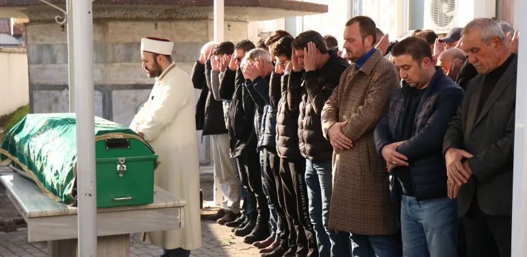 YOL KENARINDA ÖLÜ BULUNMUŞTU YENİ DETAYLAR ORTAYA ÇIKTI ALKOLLÜ EĞLENCE MEKANINDAKİ KAVGA, CİNAYET ŞÜPHESİNİ ARTTIRDI SAATÇİLİK YAPAN ERKAN ARMAN SON YOLCULUĞUNA UĞURLANDI