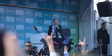 CUMHURBAŞKANI ERDOĞAN: "KARŞIMIZDAKİ İTTİFAKIN BUGÜN Kİ DURUMUNU GÖRDÜKÇE VERİLMİŞ SADAKAMIZ VARMIŞ DİYORUZ" "ÜLKENİN İKİNCİ BÜYÜK PARTİSİ İŞİ GÜCÜ BIRAKMIŞ, KENDİ İÇERİSİNDE SAÇ SAÇA, BAŞ BAŞA KAVGA EDİYOR" "DÜNYA YANSA, ÜLKE BATSA UMURLARINDA DEĞİL" "GEÇTİĞİMİZ YIL 185 ÜLKEYE, 230 ÇEŞİT ÜRÜN İHRAÇ EDEREK 5.5 MİLYAR DOLARLIK REKOR İHRAÇ TUTARI YAKALADIK"