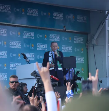 CUMHURBAŞKANI ERDOĞAN: "KARŞIMIZDAKİ İTTİFAKIN BUGÜN Kİ DURUMUNU GÖRDÜKÇE VERİLMİŞ SADAKAMIZ VARMIŞ DİYORUZ" "ÜLKENİN İKİNCİ BÜYÜK PARTİSİ İŞİ GÜCÜ BIRAKMIŞ, KENDİ İÇERİSİNDE SAÇ SAÇA, BAŞ BAŞA KAVGA EDİYOR" "DÜNYA YANSA, ÜLKE BATSA UMURLARINDA DEĞİL" "GEÇTİĞİMİZ YIL 185 ÜLKEYE, 230 ÇEŞİT ÜRÜN İHRAÇ EDEREK 5.5 MİLYAR DOLARLIK REKOR İHRAÇ TUTARI YAKALADIK"