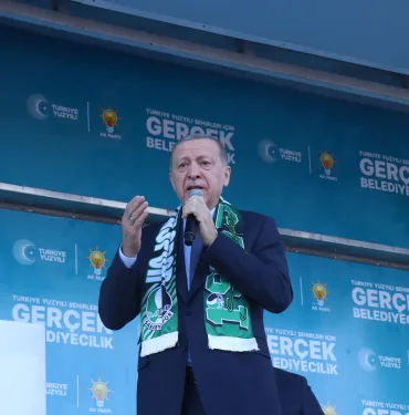 CUMHURBAŞKANI ERDOĞAN: "KARŞIMIZDAKİ İTTİFAKIN BUGÜN Kİ DURUMUNU GÖRDÜKÇE VERİLMİŞ SADAKAMIZ VARMIŞ DİYORUZ" "ÜLKENİN İKİNCİ BÜYÜK PARTİSİ İŞİ GÜCÜ BIRAKMIŞ, KENDİ İÇERİSİNDE SAÇ SAÇA, BAŞ BAŞA KAVGA EDİYOR" "DÜNYA YANSA, ÜLKE BATSA UMURLARINDA DEĞİL" "GEÇTİĞİMİZ YIL 185 ÜLKEYE, 230 ÇEŞİT ÜRÜN İHRAÇ EDEREK 5.5 MİLYAR DOLARLIK REKOR İHRAÇ TUTARI YAKALADIK"