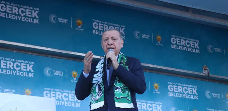 CUMHURBAŞKANI ERDOĞAN: "KARŞIMIZDAKİ İTTİFAKIN BUGÜN Kİ DURUMUNU GÖRDÜKÇE VERİLMİŞ SADAKAMIZ VARMIŞ DİYORUZ" "ÜLKENİN İKİNCİ BÜYÜK PARTİSİ İŞİ GÜCÜ BIRAKMIŞ, KENDİ İÇERİSİNDE SAÇ SAÇA, BAŞ BAŞA KAVGA EDİYOR" "DÜNYA YANSA, ÜLKE BATSA UMURLARINDA DEĞİL" "GEÇTİĞİMİZ YIL 185 ÜLKEYE, 230 ÇEŞİT ÜRÜN İHRAÇ EDEREK 5.5 MİLYAR DOLARLIK REKOR İHRAÇ TUTARI YAKALADIK"
