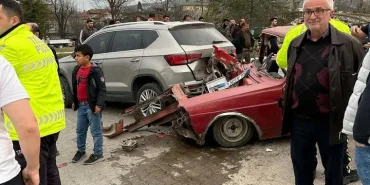 EHLİYETSİZ VE ALKOLLÜ TRAFİĞE ÇIKINCA KAZA KAÇINILMAZ OLDU ÖNÜNDE DURAN ARACA SON SÜRAT ÇARPTI: O ANLAR KAMERADA HURDAYA DÖNEN OTOMOBİLDE YARALANAN SÜRÜCÜYE 34 BİN TL CEZA