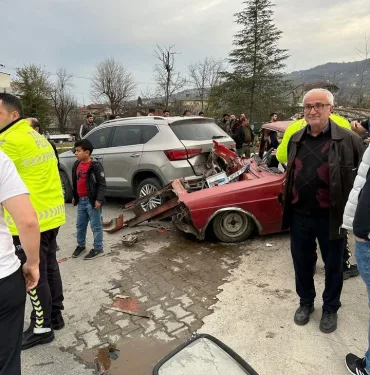 EHLİYETSİZ VE ALKOLLÜ TRAFİĞE ÇIKINCA KAZA KAÇINILMAZ OLDU ÖNÜNDE DURAN ARACA SON SÜRAT ÇARPTI: O ANLAR KAMERADA HURDAYA DÖNEN OTOMOBİLDE YARALANAN SÜRÜCÜYE 34 BİN TL CEZA