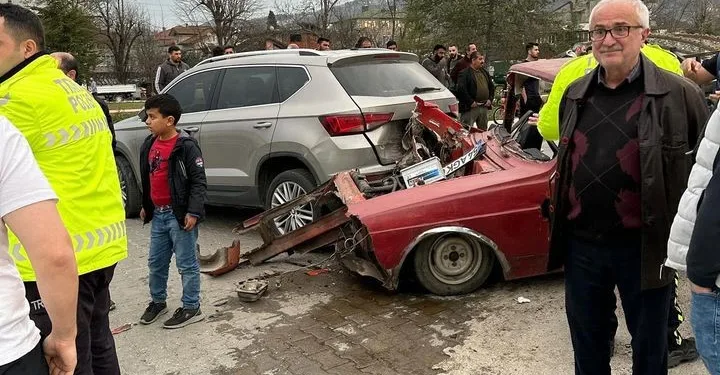 EHLİYETSİZ VE ALKOLLÜ TRAFİĞE ÇIKINCA KAZA KAÇINILMAZ OLDU ÖNÜNDE DURAN ARACA SON SÜRAT ÇARPTI: O ANLAR KAMERADA HURDAYA DÖNEN OTOMOBİLDE YARALANAN SÜRÜCÜYE 34 BİN TL CEZA