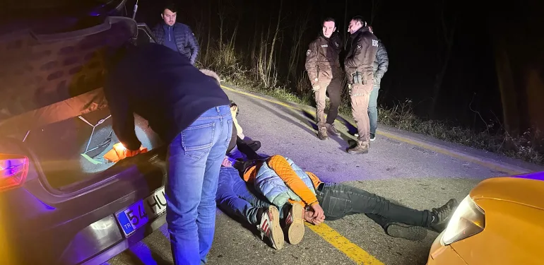 'DUR' İHTARINA UYMAYIP KAÇARKEN KAZA YAPTILAR: UYUŞTURUCU İLE YAKALANDILAR FİLM GİBİ KOVALAMACA KİLOMETRELERCE KAÇTILAR, BÖYLE YAKALANDILAR