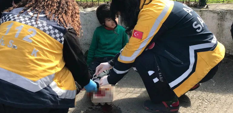 YOLA ATLAYAN 4 YAŞINDAKİ ÇOCUĞA SUV ARAÇ ÇARPTI