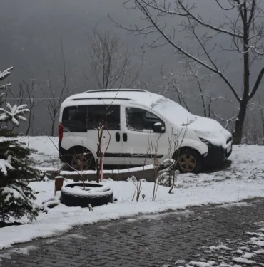 DÜN GÜNEŞLİ HAVANIN TADINI ÇIKARIYORLARDI, BUGÜN KARA UYANDILAR