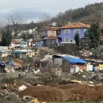 TURİZM CENNETİ SAPANCA'YA YAKIŞMAYAN GÖRÜNTÜ OTOBAN KENARINDAKİ MAHALLE BELEDİYE ÇÖPLÜĞÜ DEĞİL, VATANDAŞLARIN KALDIĞI YER ROMAN VATANDAŞLARIN KALDIĞI O BÖLGE, SAPANCA'NIN ÇÖPLÜĞÜ HALİNE GELDİ VATANDAŞ AHMET MEMİ: "OTOBANDAN GEÇEN İSTANBULLU TATİL İÇİN BURAYA GELECEK AMA DAHA GİRMEDEN İLÇENİN PİSLİĞİNİ GÖRÜYOR"