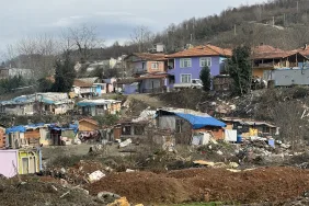 TURİZM CENNETİ SAPANCA'YA YAKIŞMAYAN GÖRÜNTÜ OTOBAN KENARINDAKİ MAHALLE BELEDİYE ÇÖPLÜĞÜ DEĞİL, VATANDAŞLARIN KALDIĞI YER ROMAN VATANDAŞLARIN KALDIĞI O BÖLGE, SAPANCA'NIN ÇÖPLÜĞÜ HALİNE GELDİ VATANDAŞ AHMET MEMİ: "OTOBANDAN GEÇEN İSTANBULLU TATİL İÇİN BURAYA GELECEK AMA DAHA GİRMEDEN İLÇENİN PİSLİĞİNİ GÖRÜYOR"