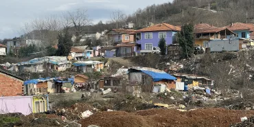 TURİZM CENNETİ SAPANCA'YA YAKIŞMAYAN GÖRÜNTÜ OTOBAN KENARINDAKİ MAHALLE BELEDİYE ÇÖPLÜĞÜ DEĞİL, VATANDAŞLARIN KALDIĞI YER ROMAN VATANDAŞLARIN KALDIĞI O BÖLGE, SAPANCA'NIN ÇÖPLÜĞÜ HALİNE GELDİ VATANDAŞ AHMET MEMİ: "OTOBANDAN GEÇEN İSTANBULLU TATİL İÇİN BURAYA GELECEK AMA DAHA GİRMEDEN İLÇENİN PİSLİĞİNİ GÖRÜYOR"