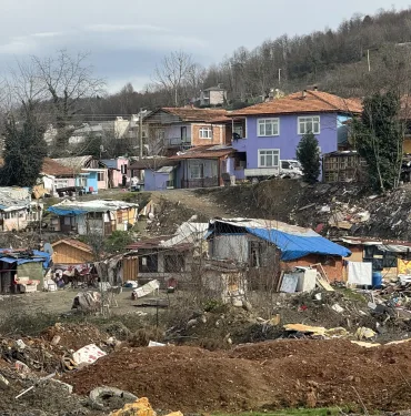 TURİZM CENNETİ SAPANCA'YA YAKIŞMAYAN GÖRÜNTÜ OTOBAN KENARINDAKİ MAHALLE BELEDİYE ÇÖPLÜĞÜ DEĞİL, VATANDAŞLARIN KALDIĞI YER ROMAN VATANDAŞLARIN KALDIĞI O BÖLGE, SAPANCA'NIN ÇÖPLÜĞÜ HALİNE GELDİ VATANDAŞ AHMET MEMİ: "OTOBANDAN GEÇEN İSTANBULLU TATİL İÇİN BURAYA GELECEK AMA DAHA GİRMEDEN İLÇENİN PİSLİĞİNİ GÖRÜYOR"