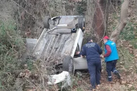 SAKARYA'DA OTOMOBİL ŞARAMPOLE YUVARLANDI: 5 YARALI