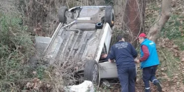 SAKARYA'DA OTOMOBİL ŞARAMPOLE YUVARLANDI: 5 YARALI