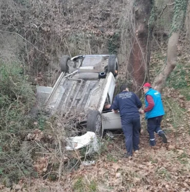 SAKARYA'DA OTOMOBİL ŞARAMPOLE YUVARLANDI: 5 YARALI