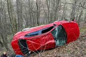 KİRALADIKLARI ARAÇLA KAZA YAPTILAR: 1'İ AĞIR, 2 YARALI TAKLALAR ATAN OTOMOBİL, ORMANLIK ALANDA BİR AĞACA ÇARPARAK DURDU