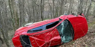 KİRALADIKLARI ARAÇLA KAZA YAPTILAR: 1'İ AĞIR, 2 YARALI TAKLALAR ATAN OTOMOBİL, ORMANLIK ALANDA BİR AĞACA ÇARPARAK DURDU