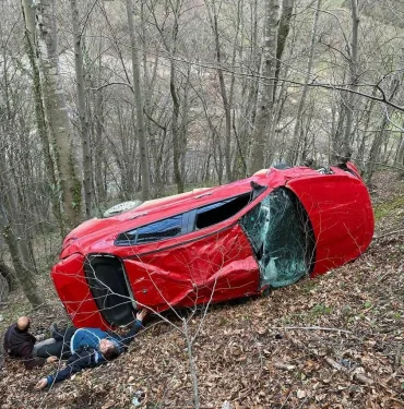 KİRALADIKLARI ARAÇLA KAZA YAPTILAR: 1'İ AĞIR, 2 YARALI TAKLALAR ATAN OTOMOBİL, ORMANLIK ALANDA BİR AĞACA ÇARPARAK DURDU