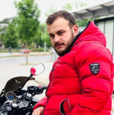 ODASINDA HAREKETSİZ HALDE BULUNAN GENÇ HAYATINI KAYBETTİ