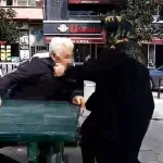 EŞİNİ YENİ KAYBEDEN KADIN, KENDİSİNİ RAHATSIZ EDEN ADAMI EVİRE ÇEVİRE DÖVDÜ O ANLAR SANİYE SANİYE KAMERADA BAŞINDAN GEÇEN OLAYI ANLATAN KADIN: "KENDİSİN UYARDIM DİNLEMEDİ, HAK ETTİĞİ CEZAYI VERDİM. OSMANLI TOKADINI YAPIŞTIRDIM"