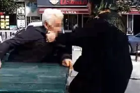 EŞİNİ YENİ KAYBEDEN KADIN, KENDİSİNİ RAHATSIZ EDEN ADAMI EVİRE ÇEVİRE DÖVDÜ O ANLAR SANİYE SANİYE KAMERADA BAŞINDAN GEÇEN OLAYI ANLATAN KADIN: "KENDİSİN UYARDIM DİNLEMEDİ, HAK ETTİĞİ CEZAYI VERDİM. OSMANLI TOKADINI YAPIŞTIRDIM"