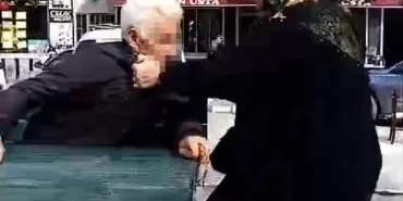 EŞİNİ YENİ KAYBEDEN KADIN, KENDİSİNİ RAHATSIZ EDEN ADAMI EVİRE ÇEVİRE DÖVDÜ O ANLAR SANİYE SANİYE KAMERADA BAŞINDAN GEÇEN OLAYI ANLATAN KADIN: "KENDİSİN UYARDIM DİNLEMEDİ, HAK ETTİĞİ CEZAYI VERDİM. OSMANLI TOKADINI YAPIŞTIRDIM"