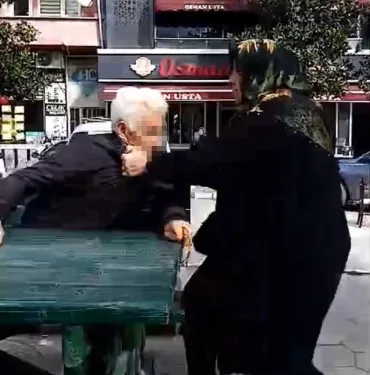 EŞİNİ YENİ KAYBEDEN KADIN, KENDİSİNİ RAHATSIZ EDEN ADAMI EVİRE ÇEVİRE DÖVDÜ O ANLAR SANİYE SANİYE KAMERADA BAŞINDAN GEÇEN OLAYI ANLATAN KADIN: "KENDİSİN UYARDIM DİNLEMEDİ, HAK ETTİĞİ CEZAYI VERDİM. OSMANLI TOKADINI YAPIŞTIRDIM"