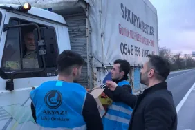 TRAFİKTE KALAN SÜRÜCÜLERE İFTARİYELİK DAĞITTILAR