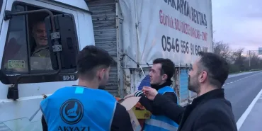 TRAFİKTE KALAN SÜRÜCÜLERE İFTARİYELİK DAĞITTILAR