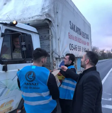 TRAFİKTE KALAN SÜRÜCÜLERE İFTARİYELİK DAĞITTILAR