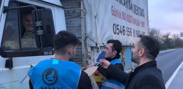 TRAFİKTE KALAN SÜRÜCÜLERE İFTARİYELİK DAĞITTILAR