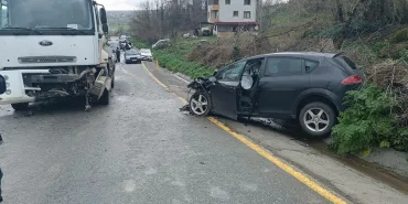 VİDANJÖR İLE KAFA KAFAYA ÇARPIŞAN OTOMOBİL HURDAYA DÖNDÜ: 1 YARALI