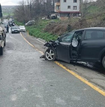 VİDANJÖR İLE KAFA KAFAYA ÇARPIŞAN OTOMOBİL HURDAYA DÖNDÜ: 1 YARALI