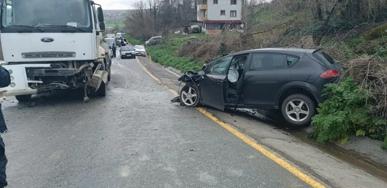VİDANJÖR İLE KAFA KAFAYA ÇARPIŞAN OTOMOBİL HURDAYA DÖNDÜ: 1 YARALI