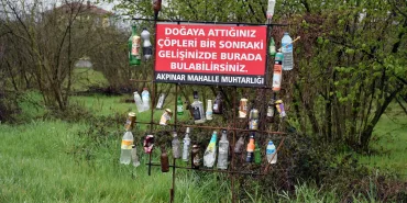 YOL KENARINA ATILAN ÇÖPLERİ BAKIN NE YAPTI ÇEVREYİ KİRLETENLERE DERS NİTELİĞİNDE: GÖREN DÖNÜP BİR DAHA BAKIYOR