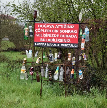 YOL KENARINA ATILAN ÇÖPLERİ BAKIN NE YAPTI ÇEVREYİ KİRLETENLERE DERS NİTELİĞİNDE: GÖREN DÖNÜP BİR DAHA BAKIYOR