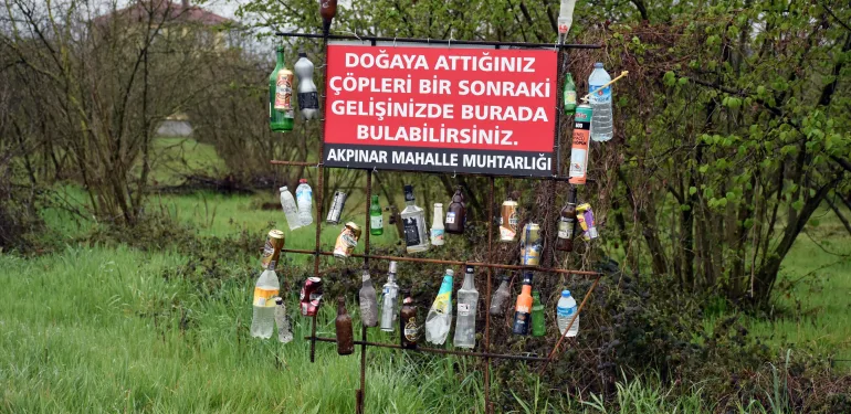 YOL KENARINA ATILAN ÇÖPLERİ BAKIN NE YAPTI ÇEVREYİ KİRLETENLERE DERS NİTELİĞİNDE: GÖREN DÖNÜP BİR DAHA BAKIYOR