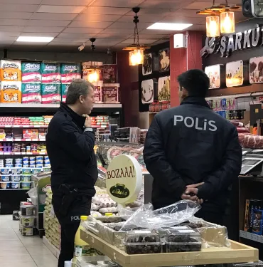 MARKETTE ELİNİ KIYMA MAKİNESİNE KAPTIRMIŞTI: ELİ AMELİYATLA KESİLDİ