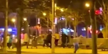 İKİ GRUP ARASINDA ÇIKAN TARTIŞMA MEYDAN SAVAŞINA DÖNÜŞTÜ KAVGA, POLİSİN MÜDAHALESİYLE SON BULDU