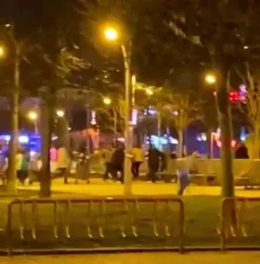 İKİ GRUP ARASINDA ÇIKAN TARTIŞMA MEYDAN SAVAŞINA DÖNÜŞTÜ KAVGA, POLİSİN MÜDAHALESİYLE SON BULDU