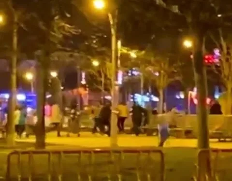 İKİ GRUP ARASINDA ÇIKAN TARTIŞMA MEYDAN SAVAŞINA DÖNÜŞTÜ KAVGA, POLİSİN MÜDAHALESİYLE SON BULDU