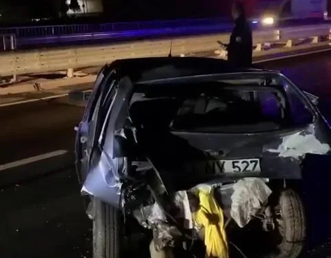 YENİ AÇILAN KÖPRÜLÜ KAVŞAKTA İKİ OTOMOBİL ÇARPIŞTI: 5 HAFİF YARALI